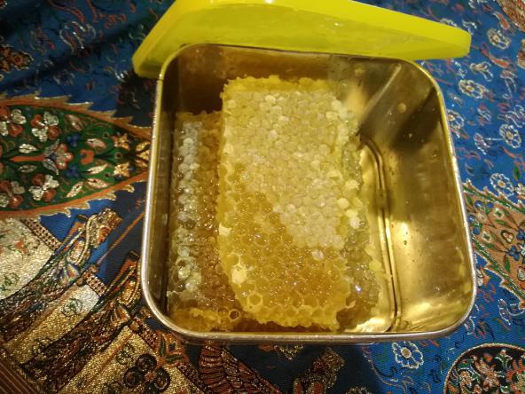 عسل با موم بسته بندی چیست؟